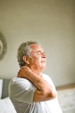 老人运动改善骨质疏松症状的注意事项