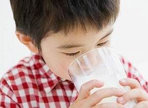 给孩子拿牛奶当水喝小心会骨折